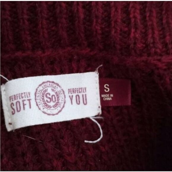 SO BURGUNDY SWEATER SZ.S EUC .  GORGEOUS SWEATER IN EXCELLENT USED CONDITION. - Picture 4 of 6